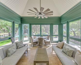 2-BR Fisherman's Quarters w/ docks, pool, and firepit on Emma's Driftwood Farm - Darien - Huiskamer
