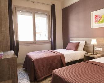 Hostal Fonda Montserrat - Cambrils - Bedroom