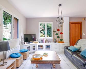 Holiday Home 'Au Milieu D'un Parc Arboré' with Private Terrace, Private Garden and Wi-Fi - Le Faouët - Living room