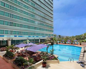 Regal Riverside Hotel - Hong Kong - בריכה