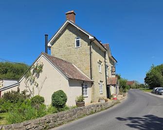 The Benett Arms - Shaftesbury - Building