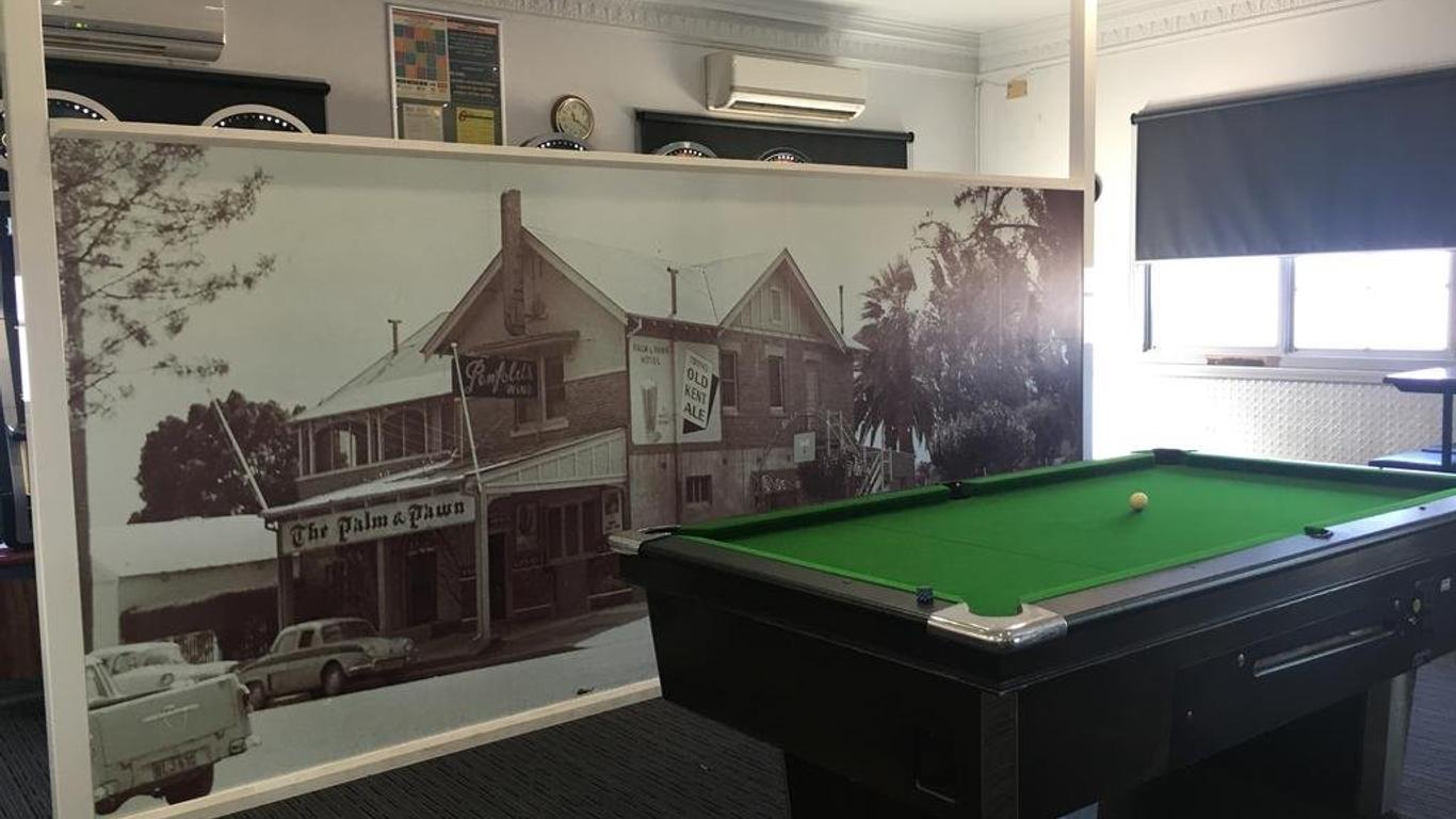 Palm and Pawn Motor Inn