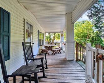 Captain's Cottage- Walking distance to beach, 10 Mins to DE Turf - Frederica - Balcón