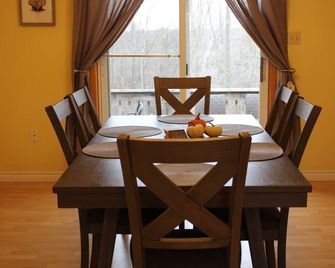3 minute walk to 11 kms of Sauble Beach and World-Class sunsets! - Sauble Beach - Dining room