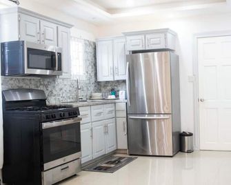 Modern 2 Bedroom in Georgetown - Georgetown - Kitchen