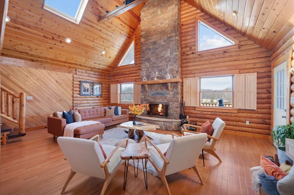 Luxury Cabin w/Heated Pool, 22min to 7 Springs, HotTub, Sauna, Game Room & Views