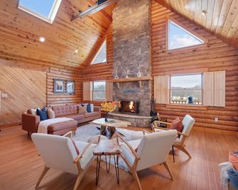 Luxury Cabin 22min to 7 Springs w/ Hot Tub, Sauna, Game Room & Views on 32 Acres - Markleton - Living room