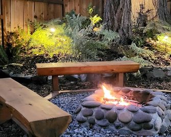 Knotty Shack- Unique Tiny Log Cabin with Hot Tub - Ashford - Buiten zicht