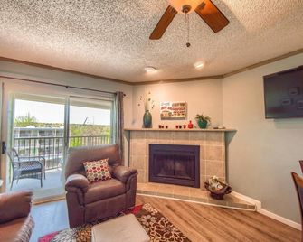 Riverpalooza Rrc A305 - New Braunfels - Living room