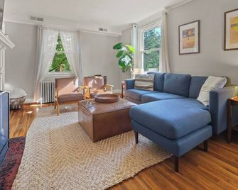 Hill Street House walk to UVA Stadium/Fry's Spring - Charlottesville - Living room