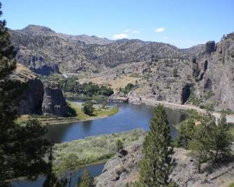 Life is Good Lodge Montana on Gary Cooper Ranch at Dearborn River - Cascade - Building
