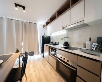 Depto con balcon, terraza y parrilla cerca de Metro Parque Almagro en Santiago Centro, CONDOR1 - Santiago - Kitchen