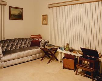 Grandma's Cottage - Monticello - Living room