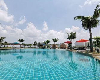 Almas Suites 2pax Netflix Puteri Harbour Bystay - Nusajaya - Piscina