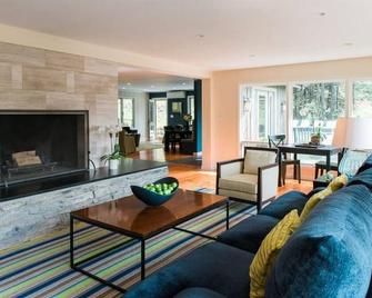 Dream getaway - mtn views, ski, pool, BBQ, Firepit, Kid friendly, Lakes, WFH - East Chatham - Sala de estar
