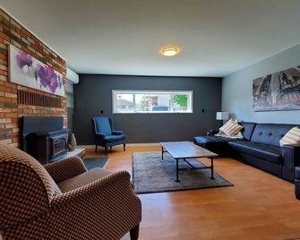 Family and pet friendly suite 5 minute walk to the lake - Kelowna - Salon
