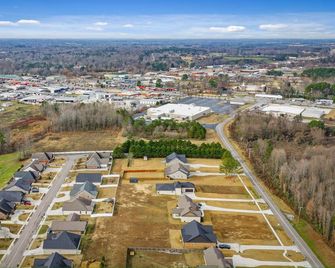 Gallop and Grace Cottage | Fast Wi-Fi | King Suite | 4 Smart TVs | Soaking Tub - Rainsville - Vista del exterior