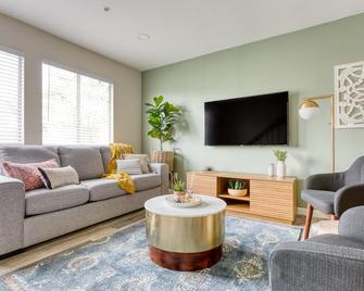 Farmhouse Getaway: 2 Bdr Condo near Disneyland & Little Saigon - Midway City - Sala de estar