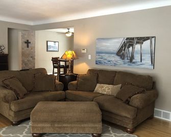 Charming cottage with views from the porch of Birch Lake near White Bear Lake Mn - White Bear Lake - Sala de estar