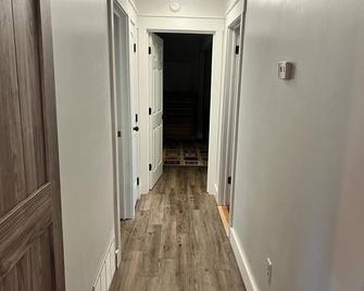 Remodeled Countryside Getaway with its own private hiking trail. - Linden - Pasillo