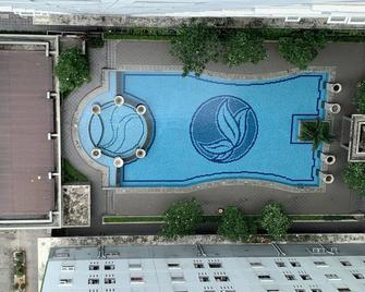 Nice And Cozy Living 2Br At Green Pramuka City Apartment - Yakarta - Piscina