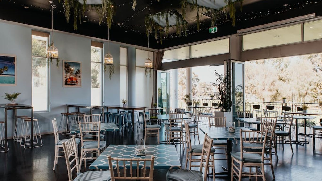 Sfera's Park Suites & Convention Centre