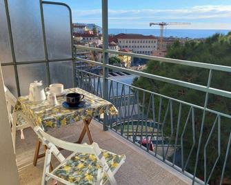 In The City Center, Comfortable Apartment Sea View Garage Pets Allowed Wifi - San Remo - Balcony