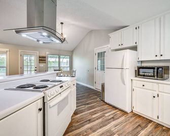 Lakefront Milledgeville Home with Private Dock! - Milledgeville - Küche