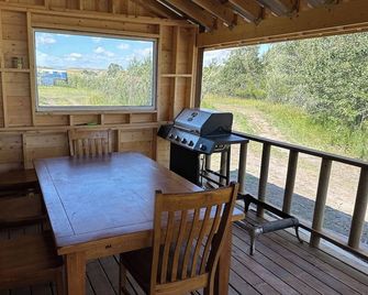 Oldman river serene seriously private cabins pet, family and fisher friendly. - Pincher Creek - Balkon