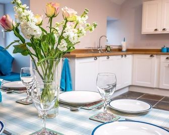 Renovated lochside cottage nr Fort William & Glencoe (sleeps 4-6) - Fort William - Dining room