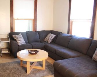 Welcoming up to 12 guests in our 3-bedroom house in charming Kokomo! - Kokomo - Living room
