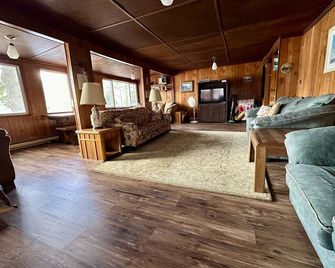 Bear Creek Lodge, Lakeside Cottage,directly on the water with private dock - Middle Grove - Living room