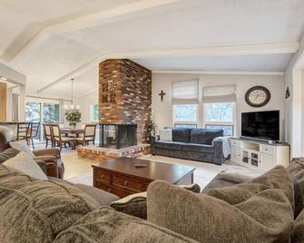 El Dorado- Cozy Retreat-Hot Tub-Upper Level - Colorado Springs - Living room