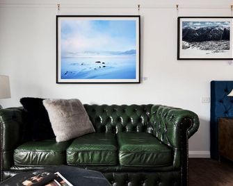 Farmers Arms Art Suites - Daylesford - Living room