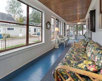 The Buster Brown Shoe House - Lakefront With Gazebo And Wrap-Around Porch - Huron - Living room