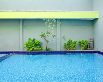 Capital O 3327 Grand Tawiri Hotel - Ambon - Pool