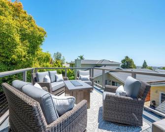 Private home with ocean view deck in peaceful, upscale neighborhood. 30-day min. - Pismo Beach - Balcony