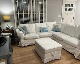 Home Sweet Beach House- Brand new 1 block to the beach-Now booking fall/winter - Long Branch - Sala de estar