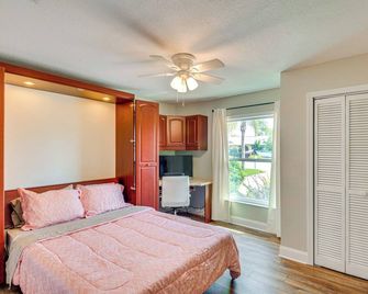 Palm Coast Gem w/ Dock & Hot Tub! - Palm Coast - Bedroom