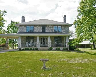The Heart of Horse & Bourbon Country - Versailles - Building