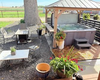 Farm style home in the heart of wine country, with acreage and a hot tub! - Caldwell - Terasa