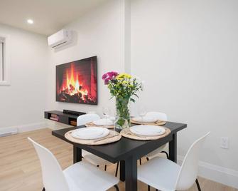 Luxury Passive House w/ Private Patio in Vancouver - Vancouver - Dining room
