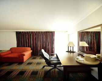 River-View Room, 1 King Bed With Jacuzzi Tub And Balcony - Somerset - Living room