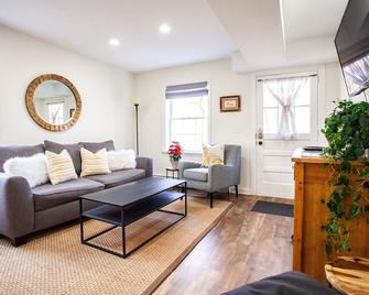 The Coach's Corner near Clemson University! - Clemson - Living room