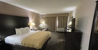 Quality Inn & Suites Cincinnati Downtown - Cincinnati - Bedroom