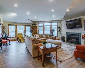 Enjoy the sunset from this east side Keuka Lakefront home! - Barrington (Nueva York) - Sala de estar