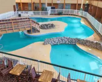 Kearney Inn and Convention Center - Kearney - Pool