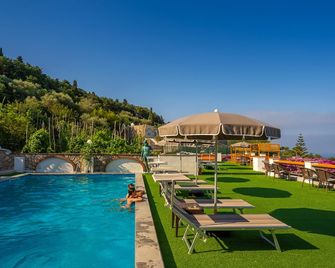 Hotel Il Girasole - אנאקאפרי - בריכה