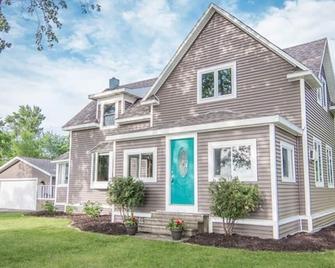 Steps away to Lake, deck w/ lake views, dock or fishing & swimming, fire pit! - Glenwood - Gebouw