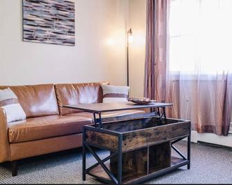 Great suburban location! Perfect for solo or couple travelers - Hickory Hills - Living room